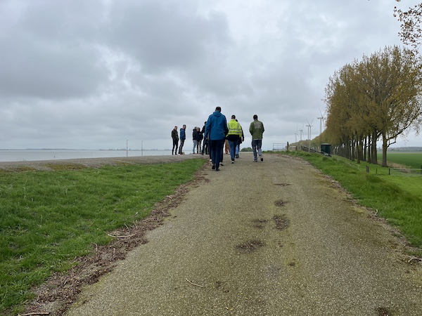 Groep mensen loopt buiten tijdens de watersafari van Waterschap Hollandse Delta.