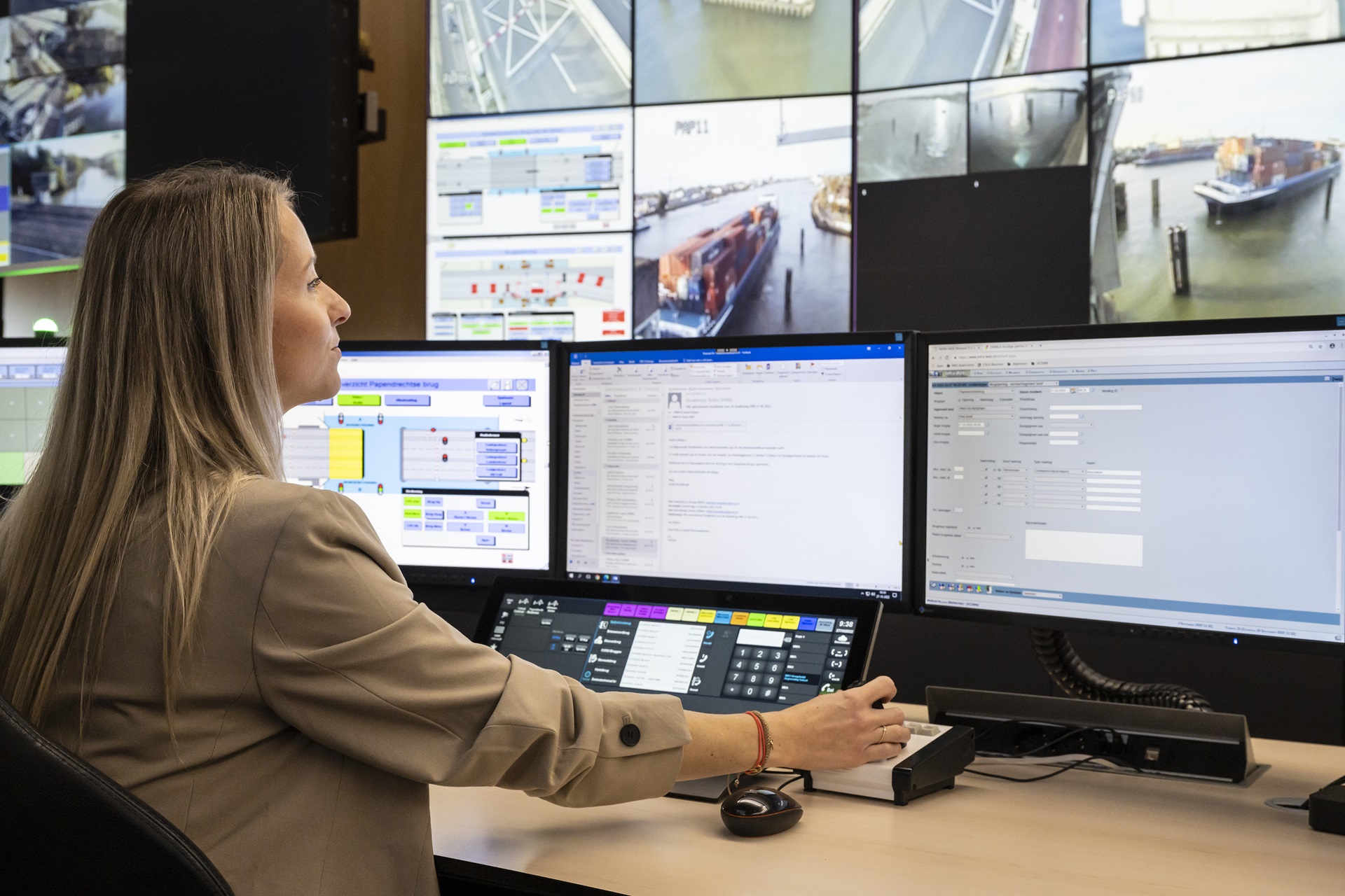 Nelianne Keizer aan het werk op de verkeerscentrale