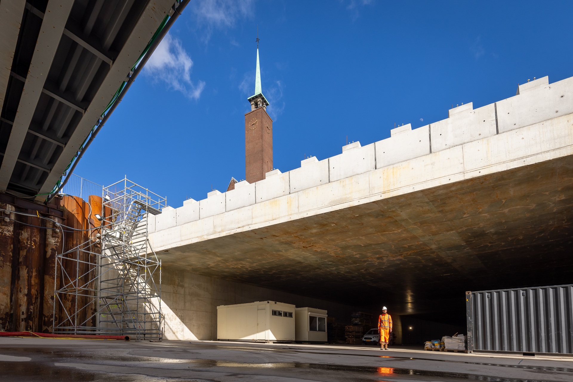 de verdiepte ligging in aanbouw met de Annakerk
