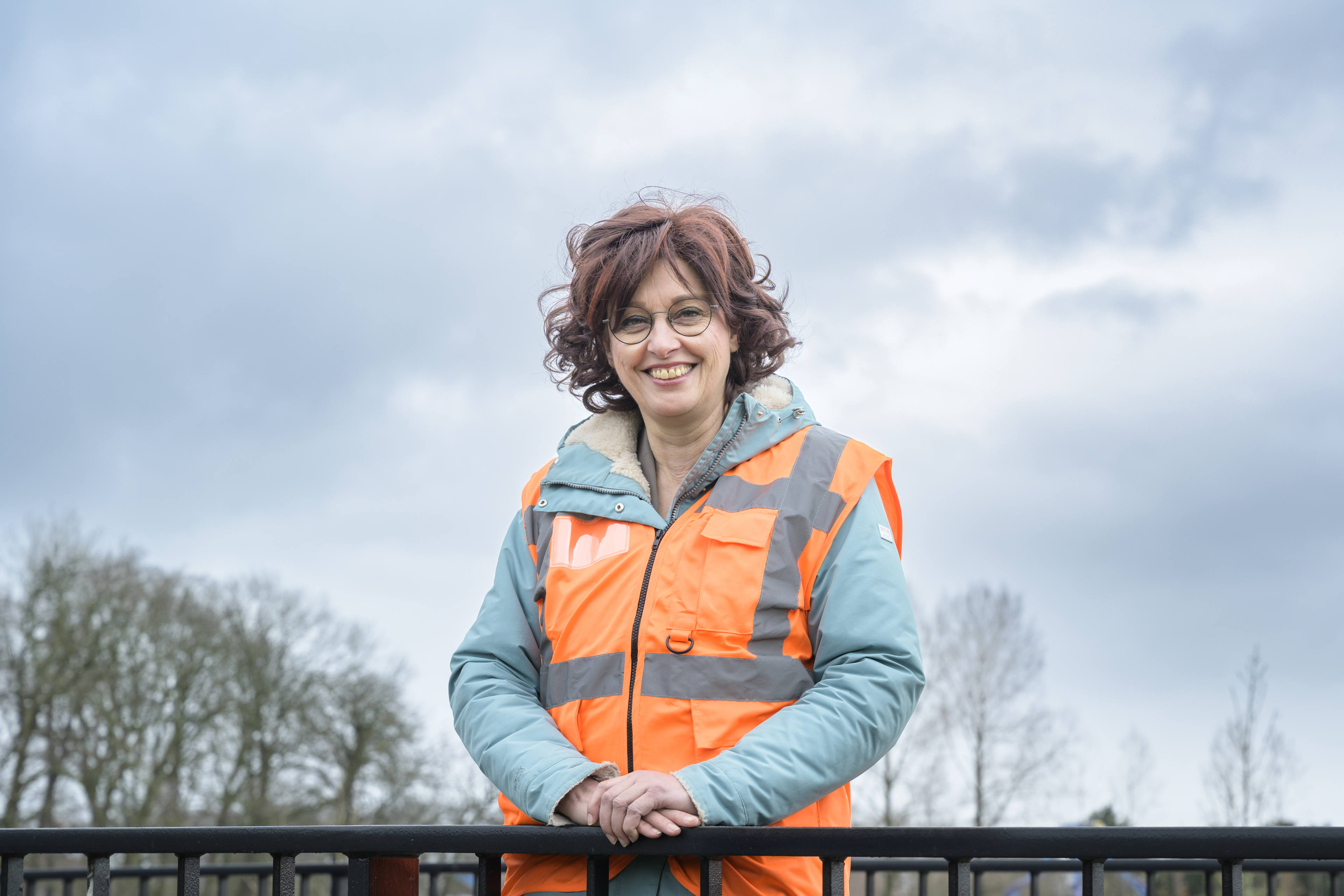 Foto van Astrid schoon in een oranje werkhesje