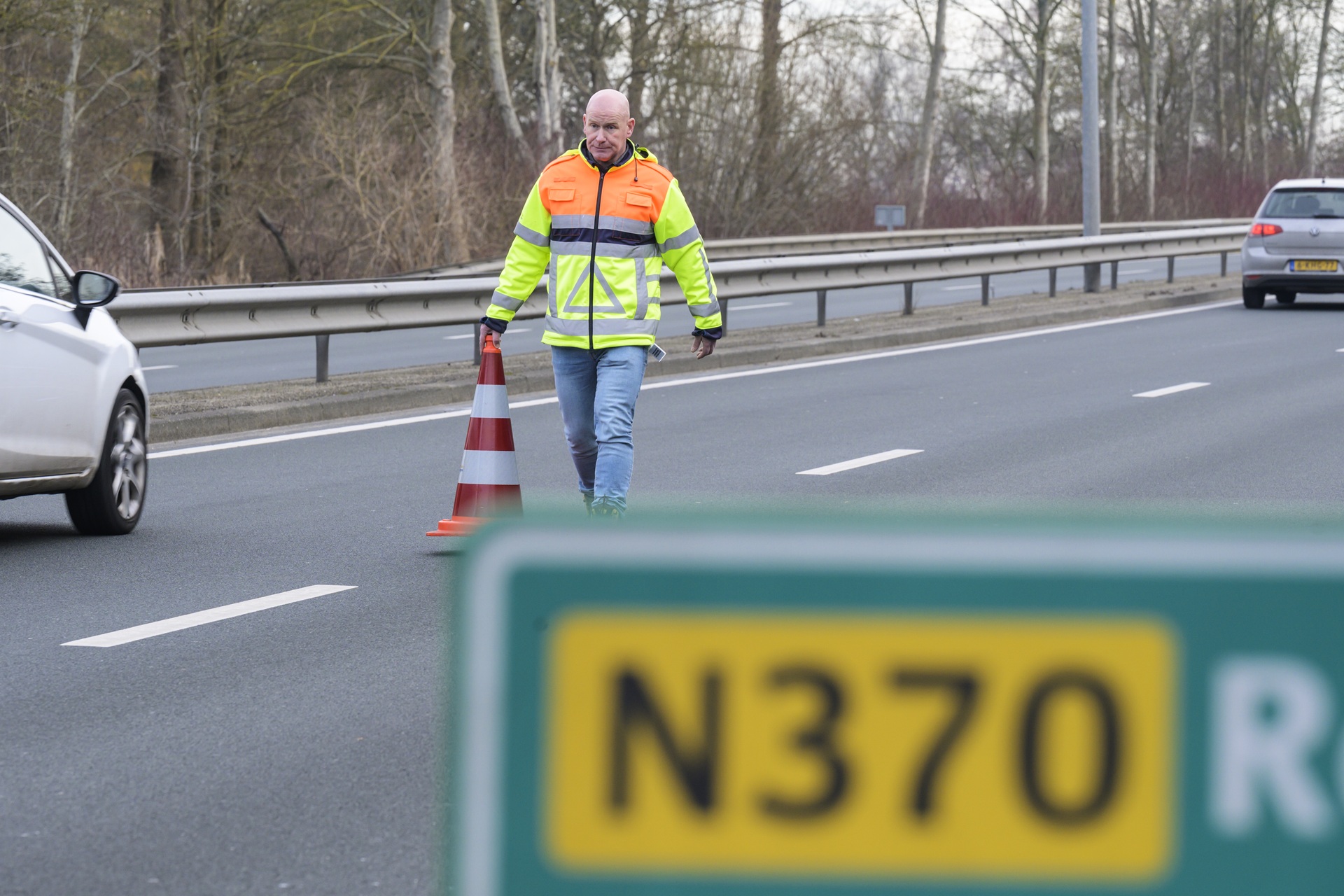 Arend Kort loopt met pylon op de N370.