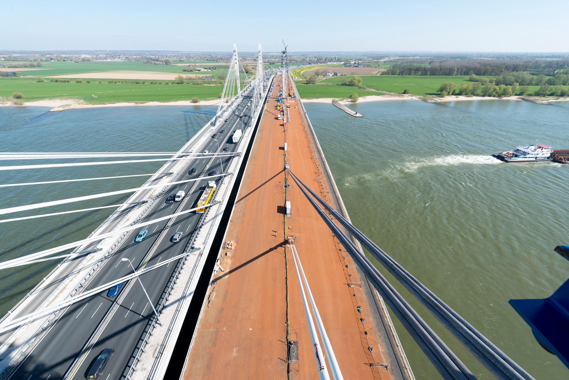 Foto van de Tacitusbrug bij Ewijk, gemaakt door Thea van den Heuvel.