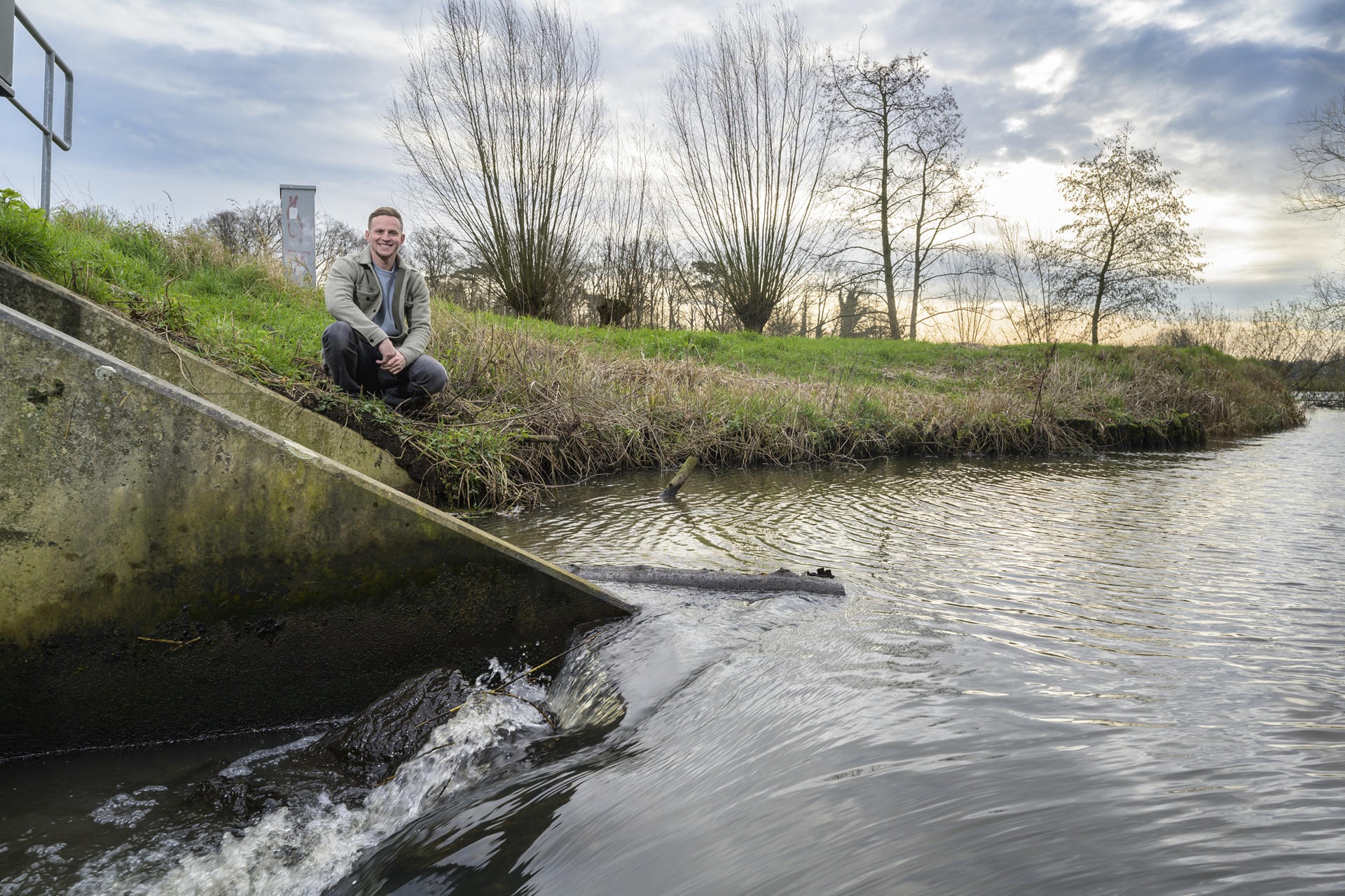 Jens Vloedgraven hurkt bij gemaal.