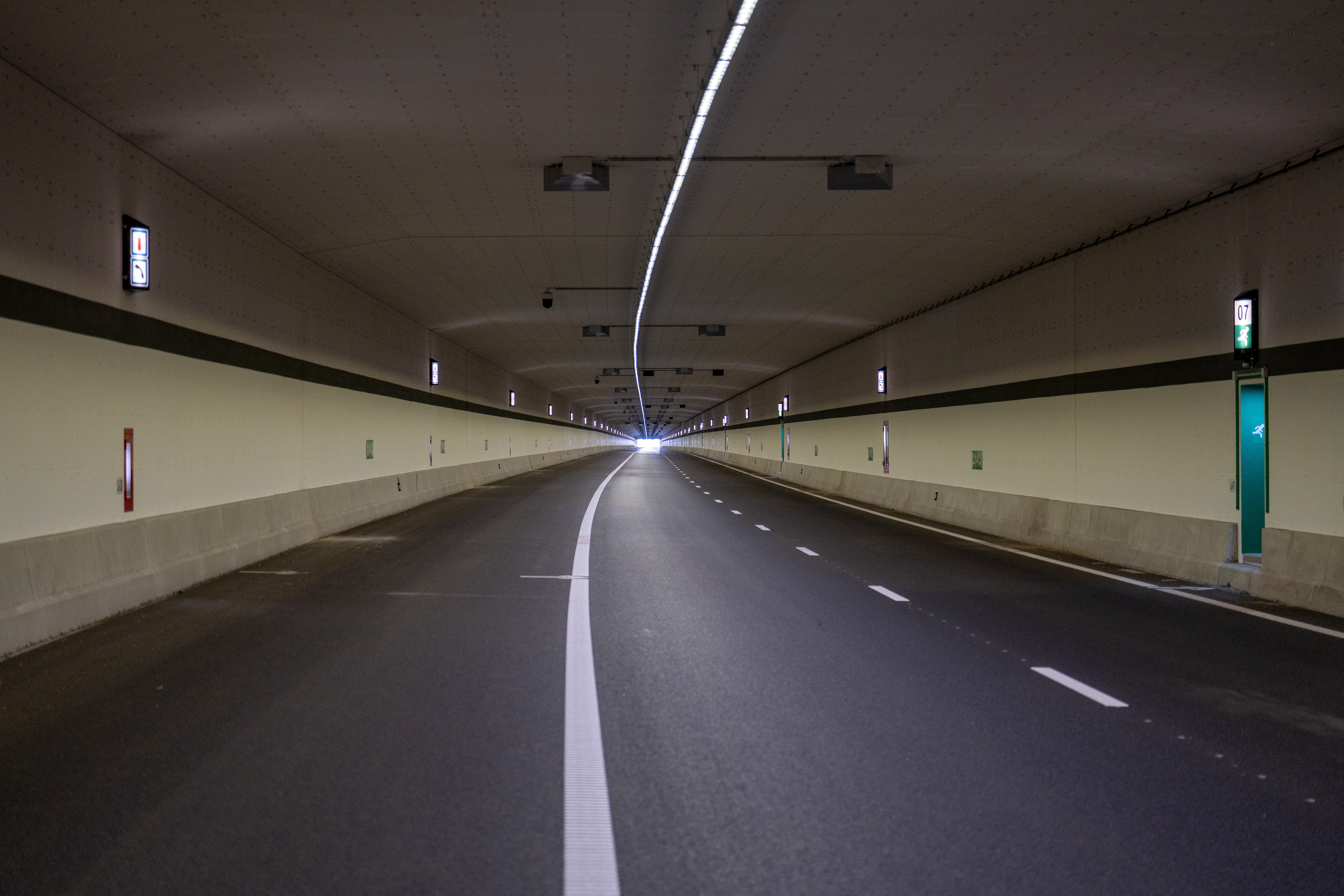 Weg in een tunnel in Rotterdam