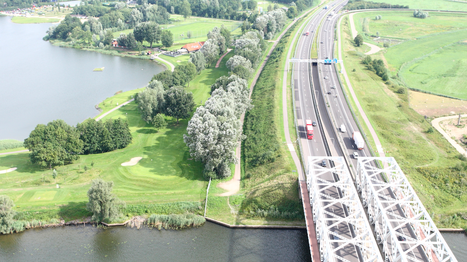 Luchtfoto van voertuigen die rijden over een brug bij de Bergse Maas Brug.