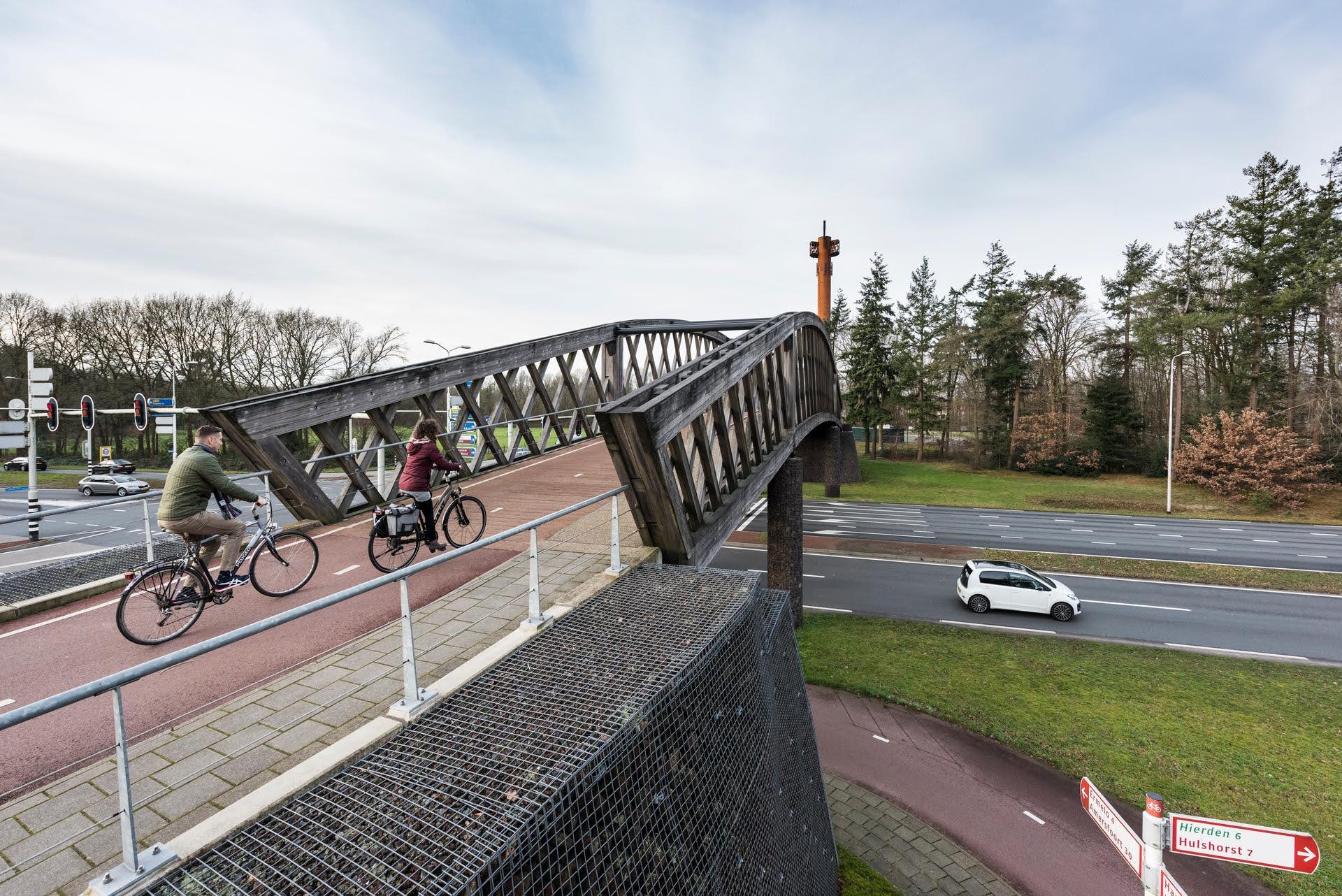 Foto van een houten fietsbrug bij Harderwijk