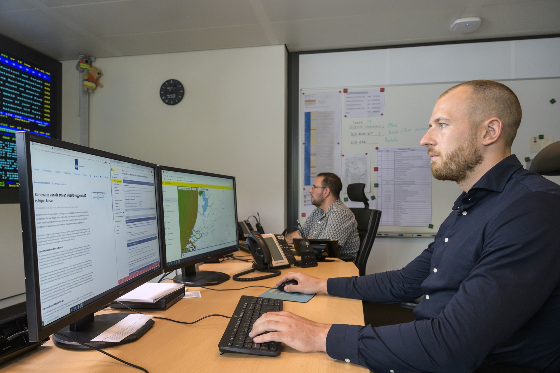 Nick Alink werkt aan zijn bureau.