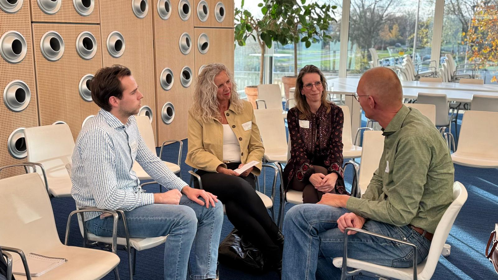 Mensen in gesprek tijdens het WOW event. 