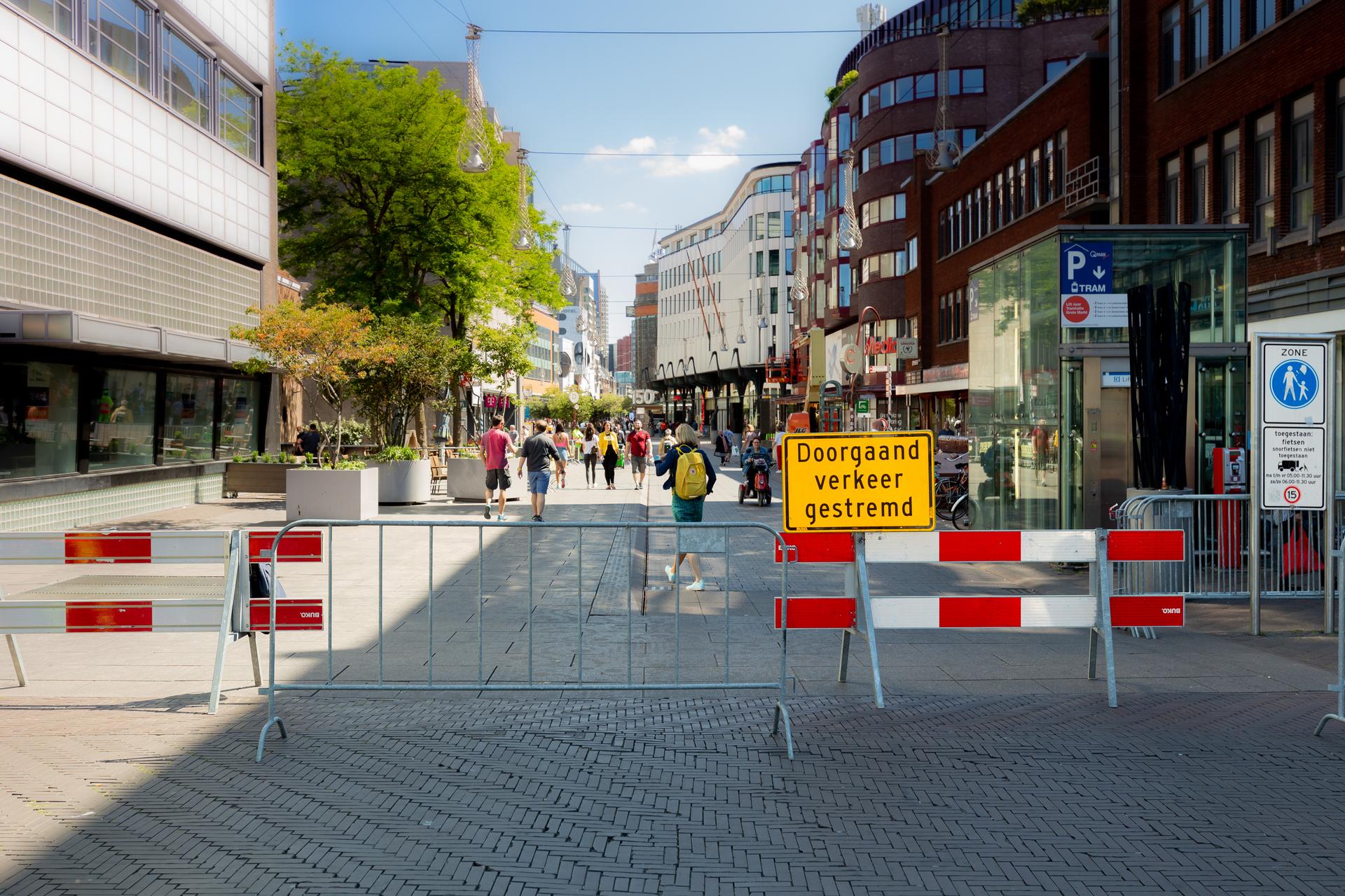 Een afgesloten straat met een bord 'Doorgaand verkeer gestremd'