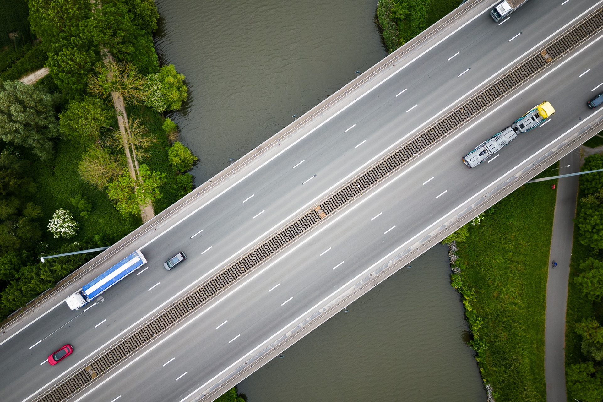 Een brug tussen weg en water: de brug in de E403 over de Leie in Wevelgem wordt vernieuwd binnen OverBruggen en symboliseert de gezamenlijke assetmanagementuitdaging van het Agentschap Wegen en Verkeer en De Vlaamse Waterweg.