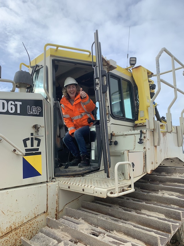 Trea van der Heide in een bouwmachine