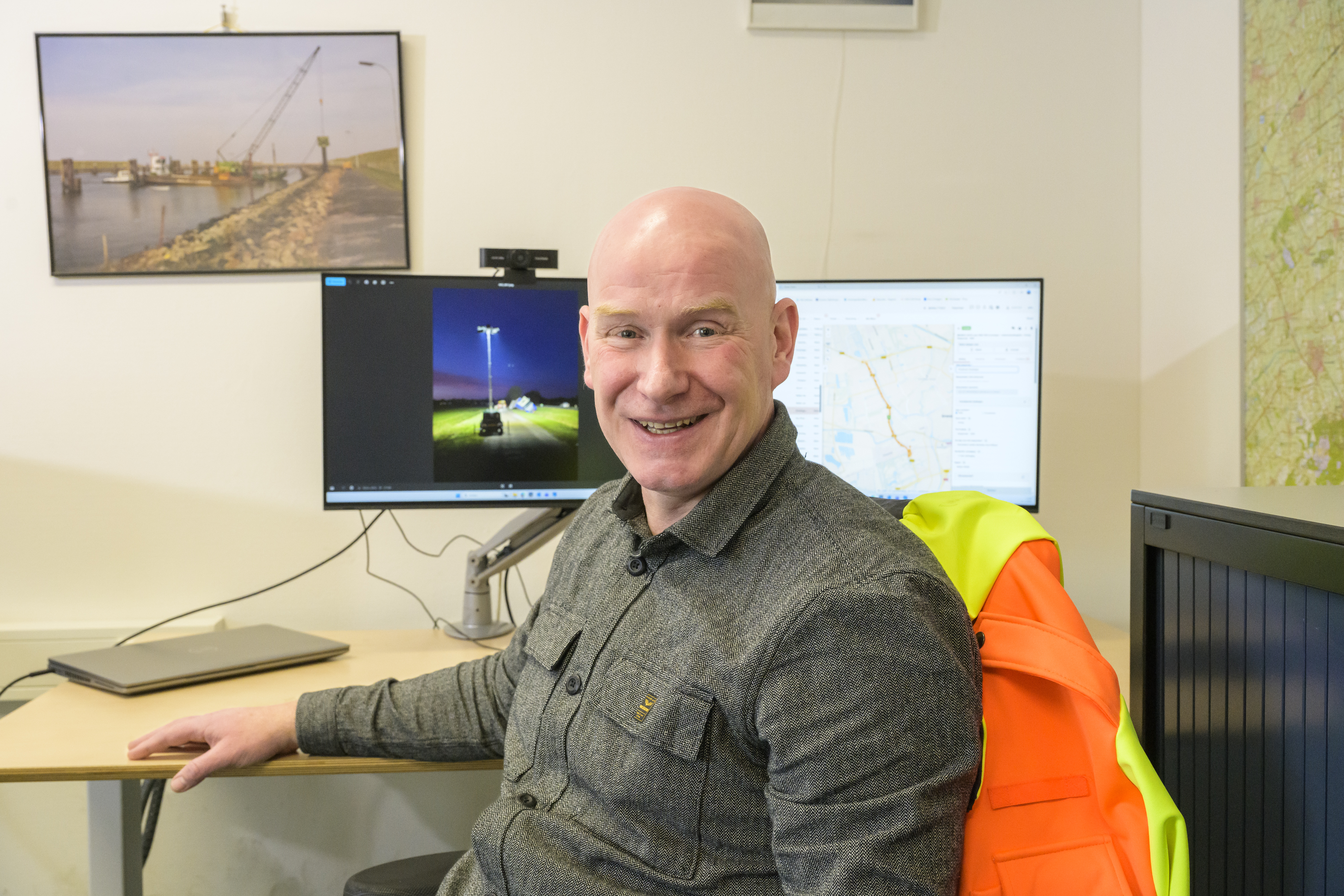 Profielfoto van Arend Kort, zittend in zijn kantoor.