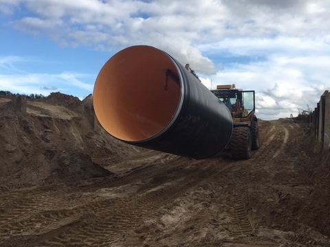 Rioolbuis op een graafmachine