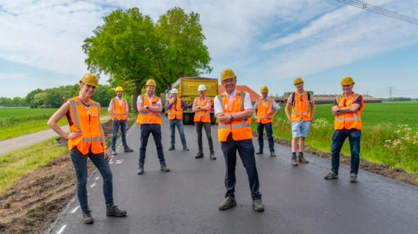 Het team van Chapling op een net geasfalteerde weg