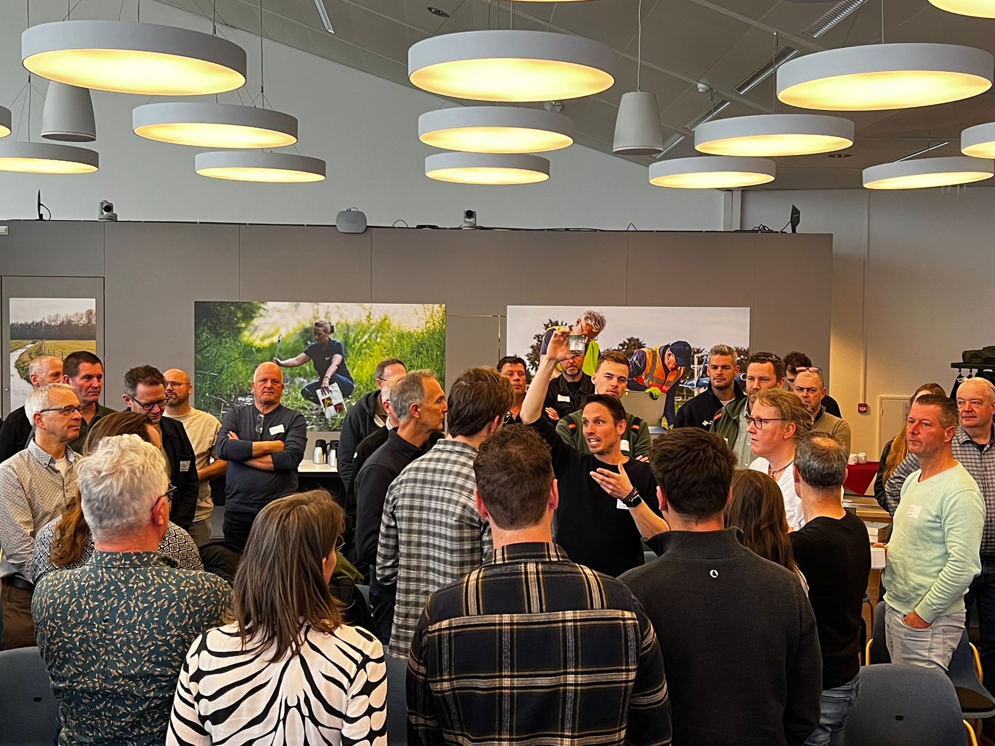 Dagvoorzitter Rudy van Beurden en de deelnemers aan de bijeenkomst invasieve exoten op 11 maart 2026.