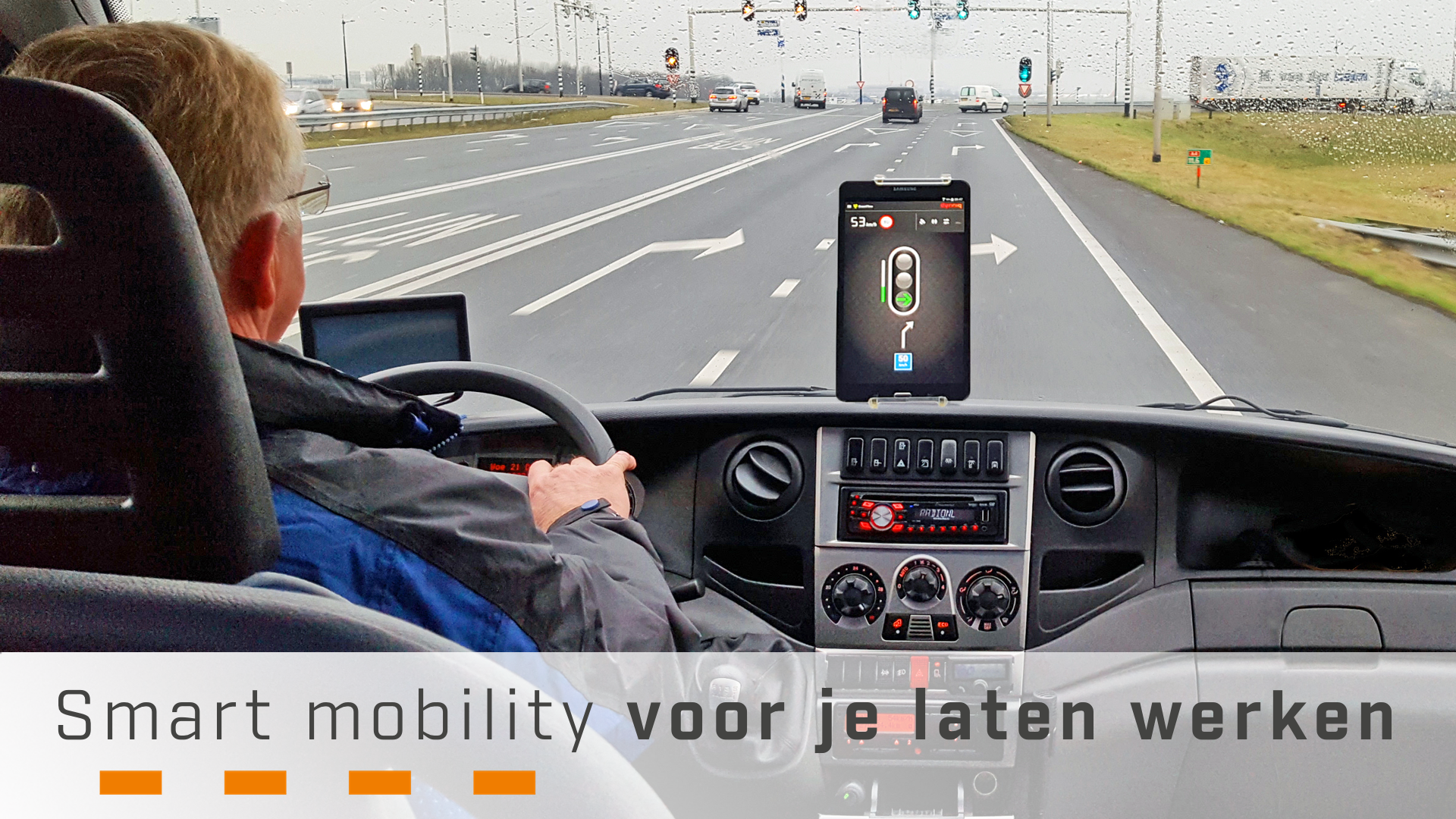 Een bestuurder in een auto met navigatie op zijn telefoon. Onderin de tekst Smart mobility voor je laten werken