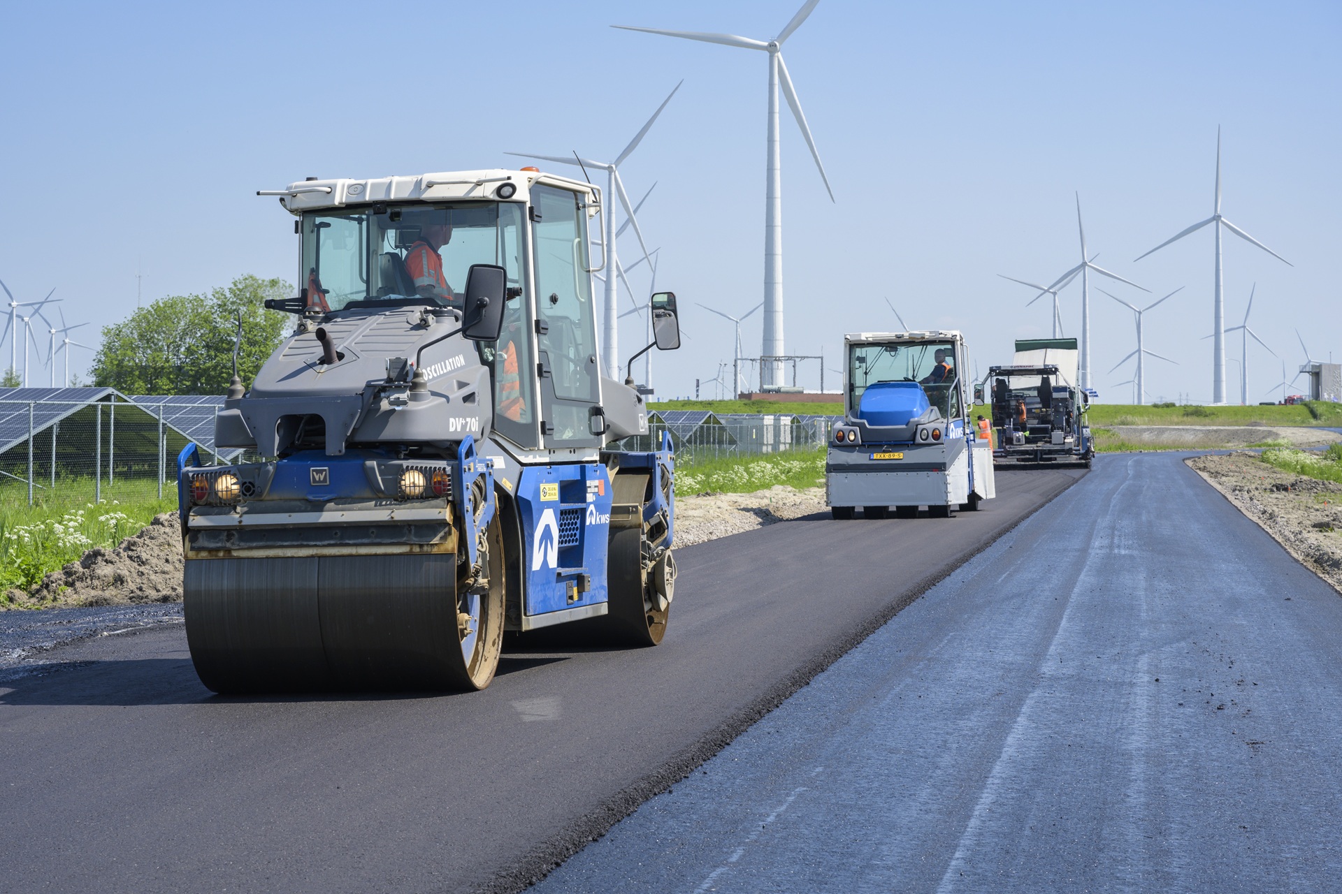 Werkzaamheden aan een weg in het areaal van Groningen Seaports. Asfalt wordt vernieuwd.