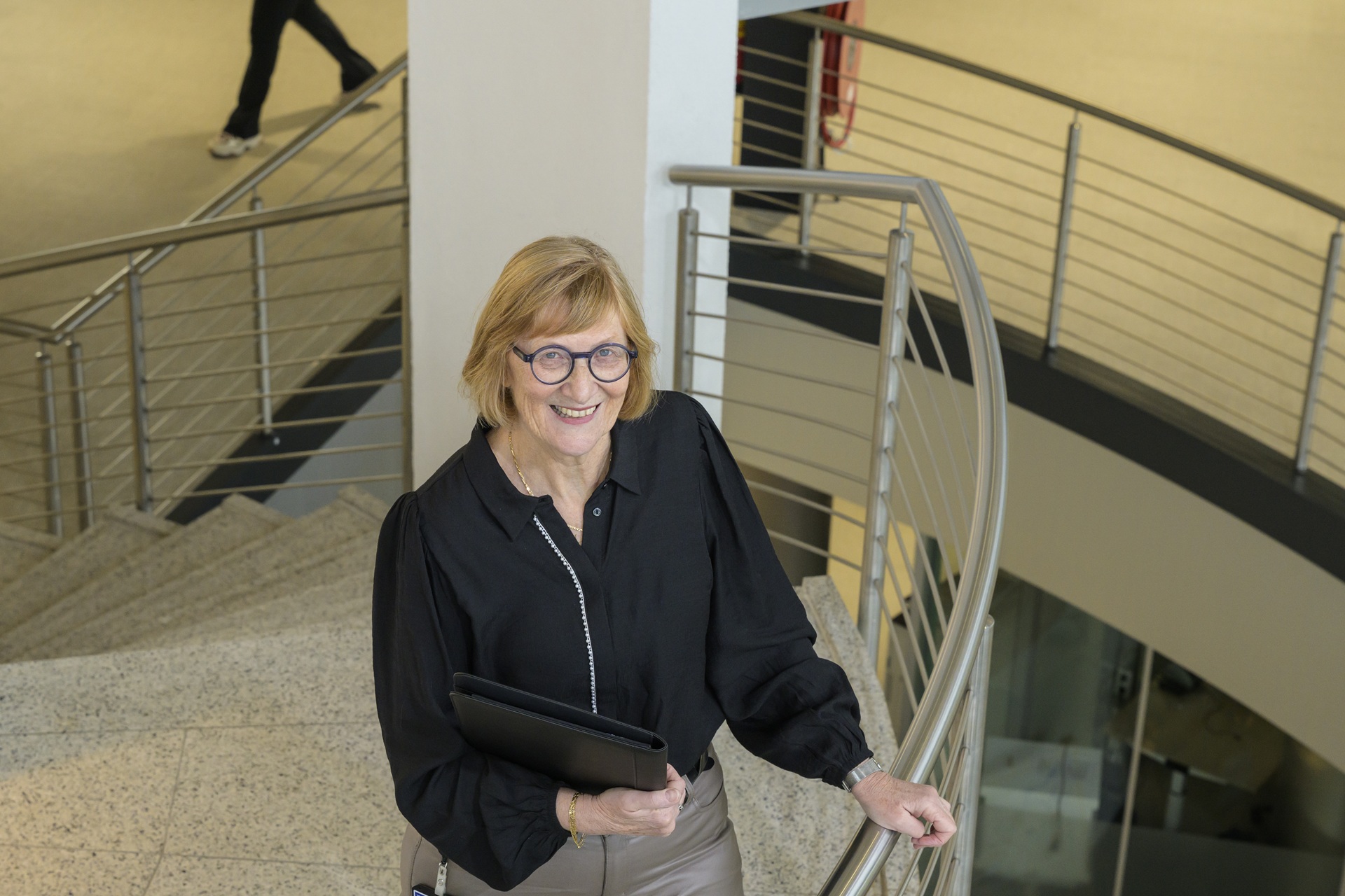 Alida van Meerveld op kantoor