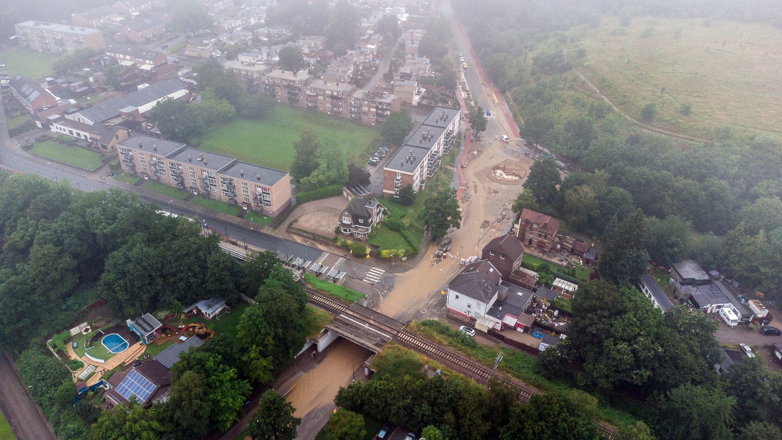 Luchtfoto van een woonwijk bij Eygelshoven waarbij een deel is overstroomd.
